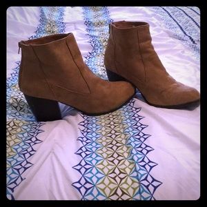 Super cute camel suede booties